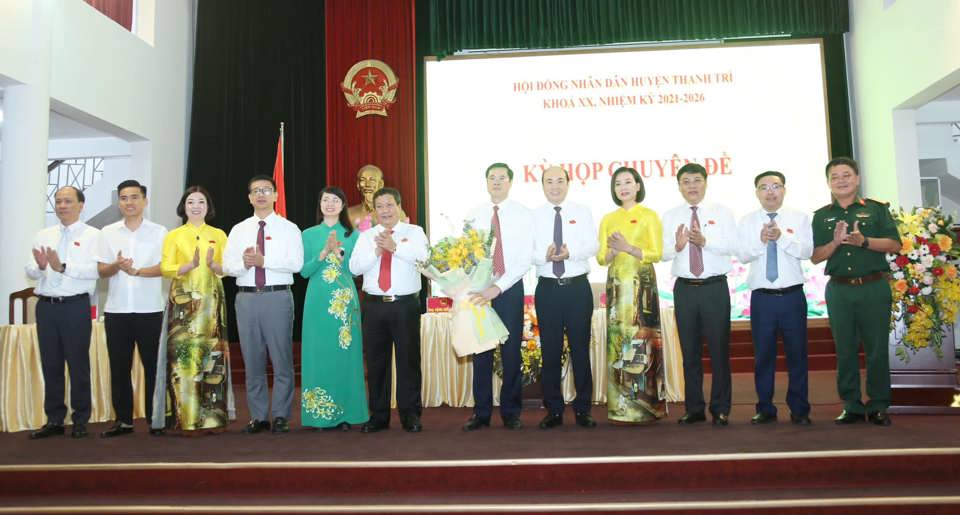 Thanh Tri district leaders congratulated Thanh Tri District Party Secretary Nguyen Tien Cuong and new Chairman of Thanh Tri District People's Committee Nguyen Xuan Phong.