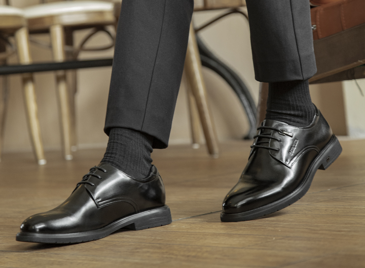 Giày tây Black Derby NW90713 đen bóng kết hợp quần âu tối màu sang trọng.