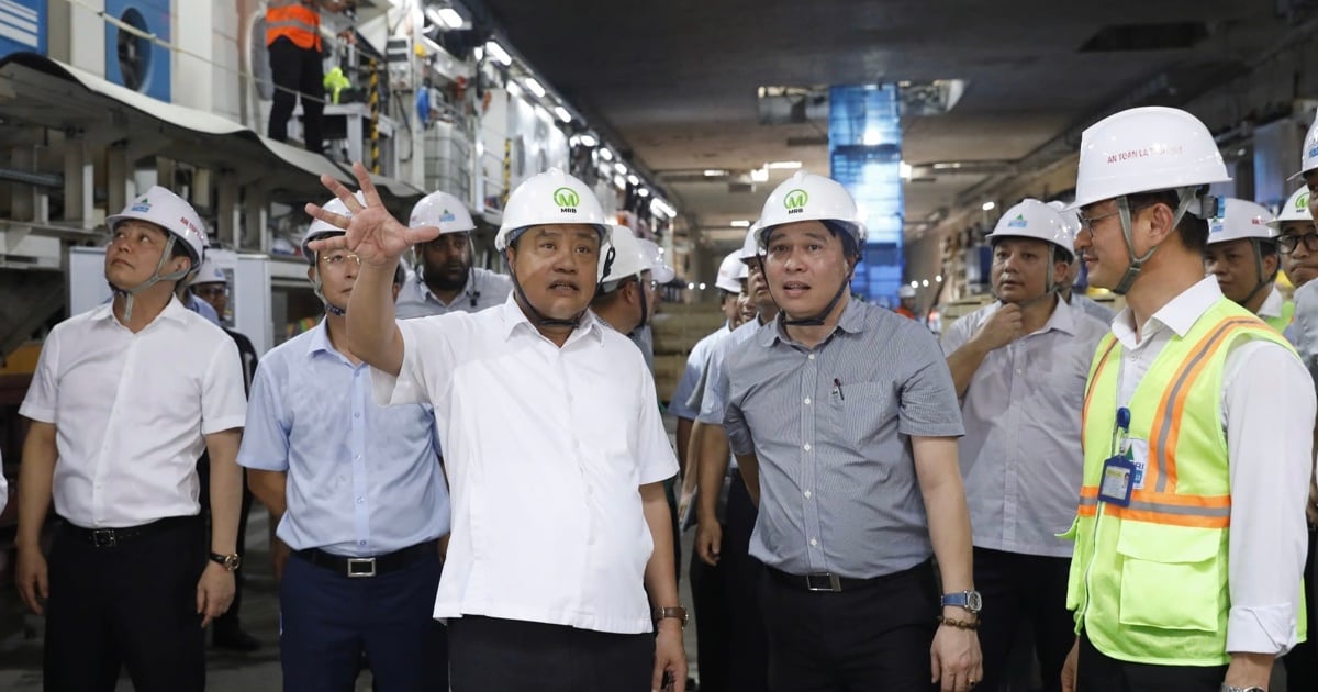 El presidente del Comité Popular de Hanoi, Tran Sy Thanh, inspecciona el progreso de proyectos clave.