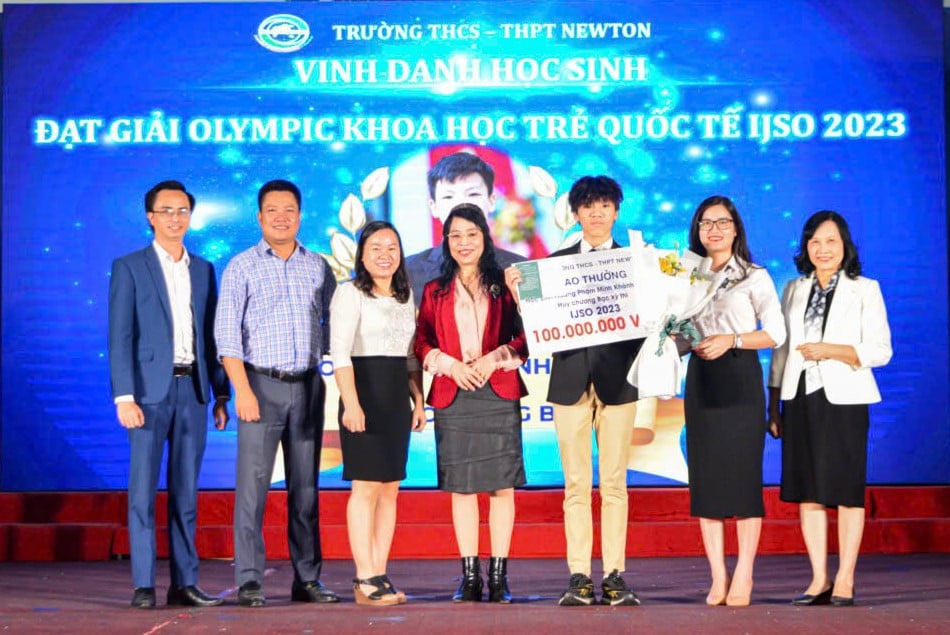 In 2023, Newton School awarded a prize of 100 million VND to student Hoang Pham Minh Khanh - Silver Medal of the 2023 International Junior Science Olympiad.