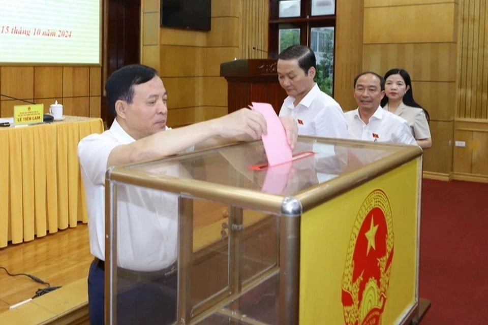 Delegates elected additional members to the Thanh Hoa Provincial People's Committee.