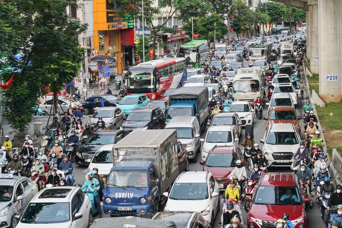 Người Hà Nội chật vật 'vượt' ùn tắc, gió lạnh đến công sở ảnh 2