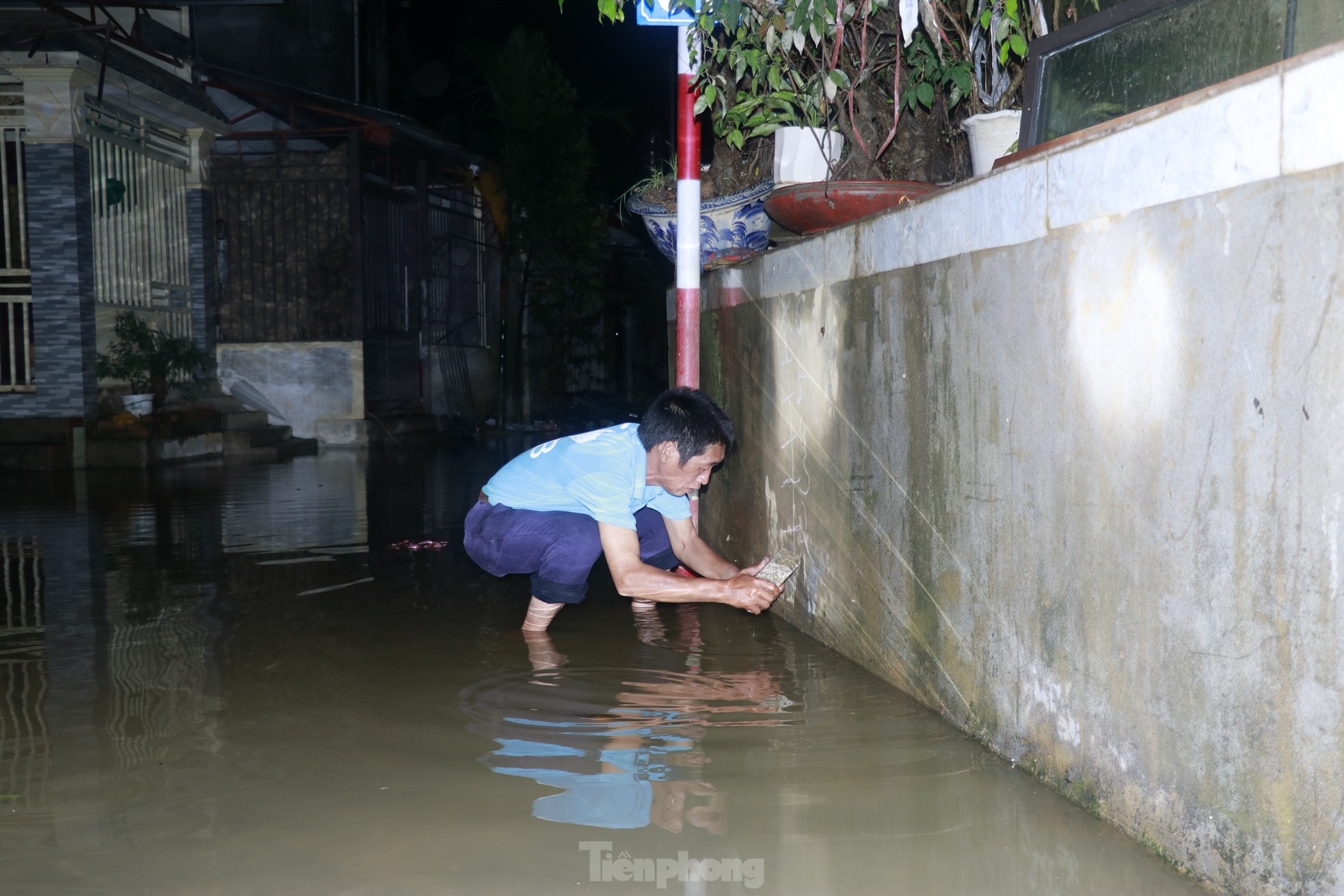 ទឹក​ទន្លេ​ក្រហម​ហក់​ឡើង ប្រជាជន Yen Bai ស្នាក់​ពេញ​មួយ​យប់​ដើម្បី​រៀបចំ​ខ្លួន​ដើម្បី​គេច​ពី​ទឹកជំនន់ រូបថត ១៤