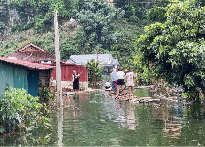 Bản làng mênh mông biển nước. Ảnh: Khánh Linh