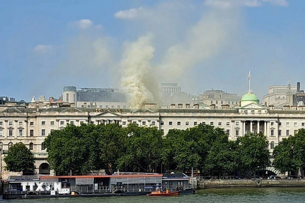De la fumée s'élève du lieu de l'incendie du centre artistique historique de Somerset House à Londres, en Grande-Bretagne, le 17 août 2024. (Photo : Getty Images/VNA)