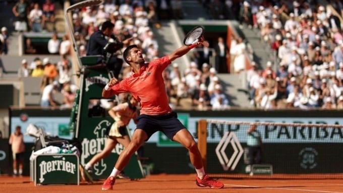 Djokovic celebrates winning the second set in a relaxed manner, as the audience cheers for his opponent Davidovich Fokina. Photo: AP