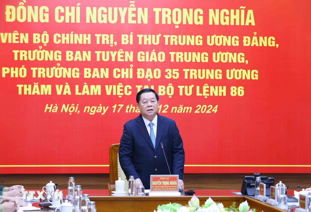 El Sr. Nguyen Trong Nghia pronunció un discurso dirigiendo la sesión de trabajo. (Foto: Phuong Hoa/VNA)