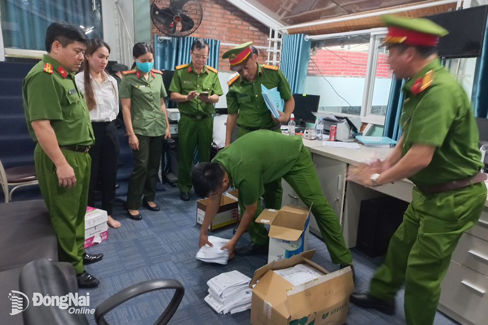 La police de la ville de Bien Hoa a scellé des milliers de faux documents dans des cliniques