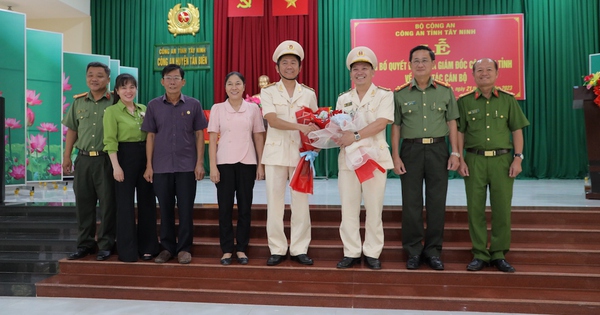 Entrega de la decisión de transferir y nombrar al Jefe de Policía de la ciudad de Tay Ninh y el Distrito de Tan Bien