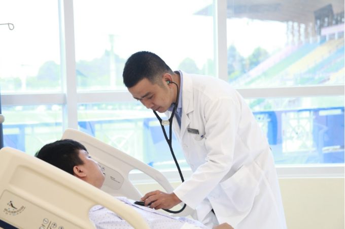 Le docteur Tung examine le patient. Photo : Dinh Tien