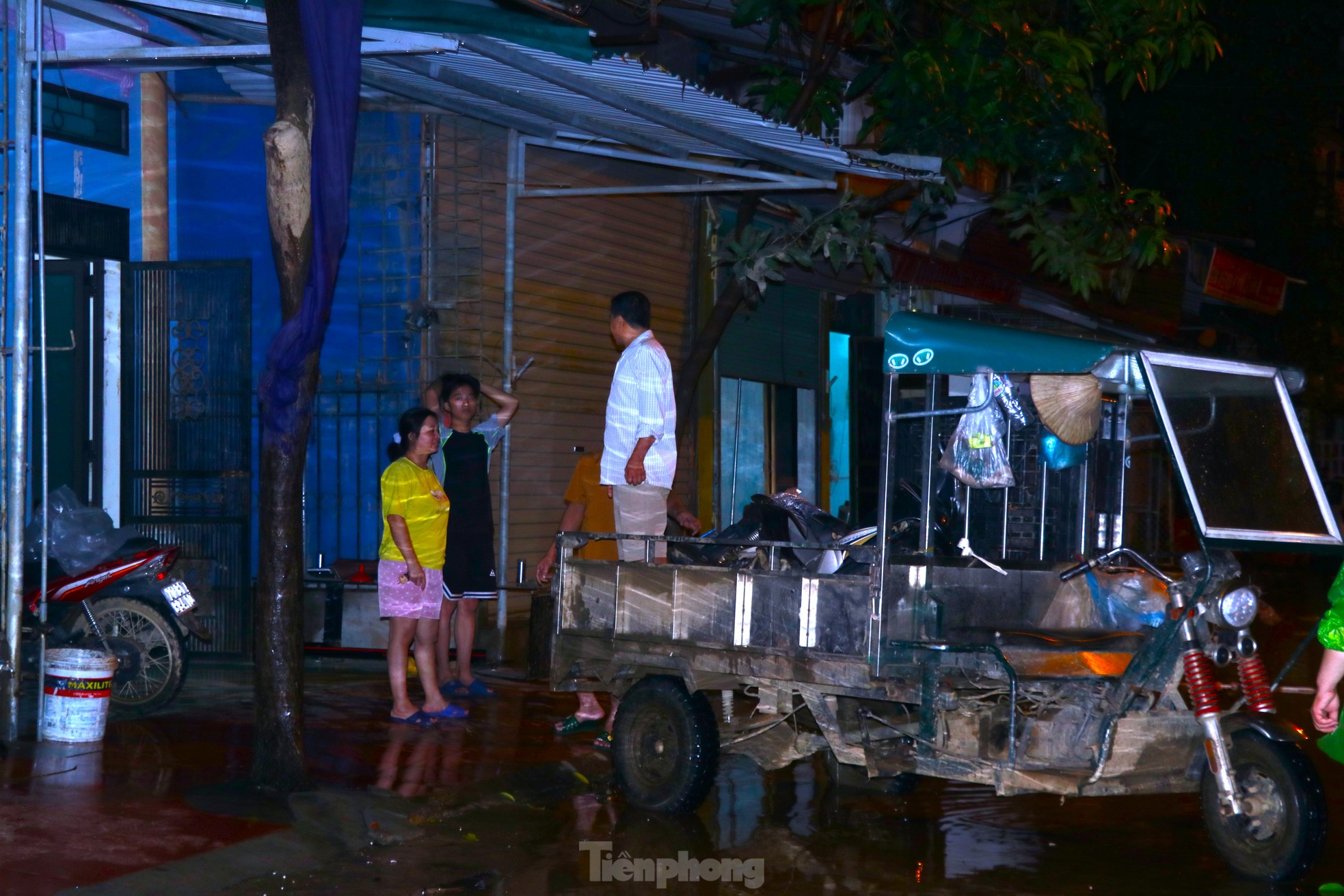 ទឹក​ទន្លេ​ក្រហម​ហក់​ឡើង ប្រជាជន Yen Bai ស្នាក់​ពេញ​មួយ​យប់​ដើម្បី​ខ្ចប់​ទឹក​ជំនន់ រូបថត ១៣