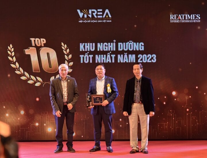 Representative of Dragon Hill International Tourist Area project received the award for Top 10 Best Resorts in 2023.