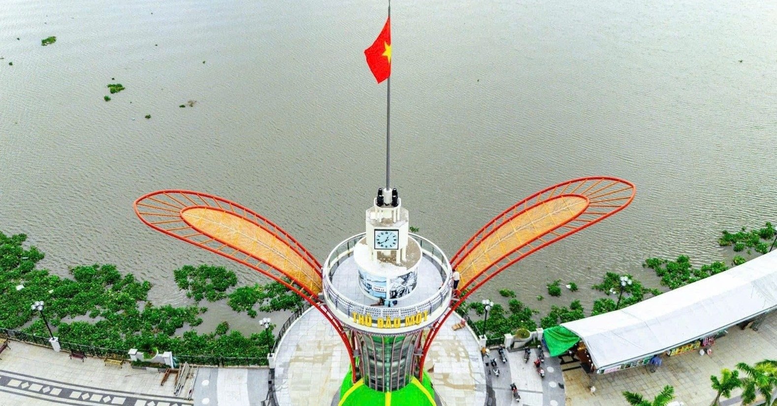 Etrange avec le symbole de pétale de fleur d'huile de 10 milliards de VND situé le long de la rivière de Saigon