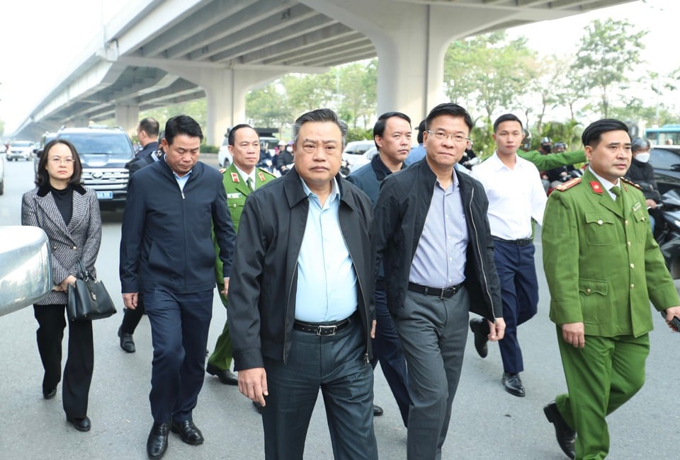 Deputy Prime Minister Le Thanh Long and Chairman of Hanoi People's Committee Tran Sy Thanh inspected the scene of the fire.