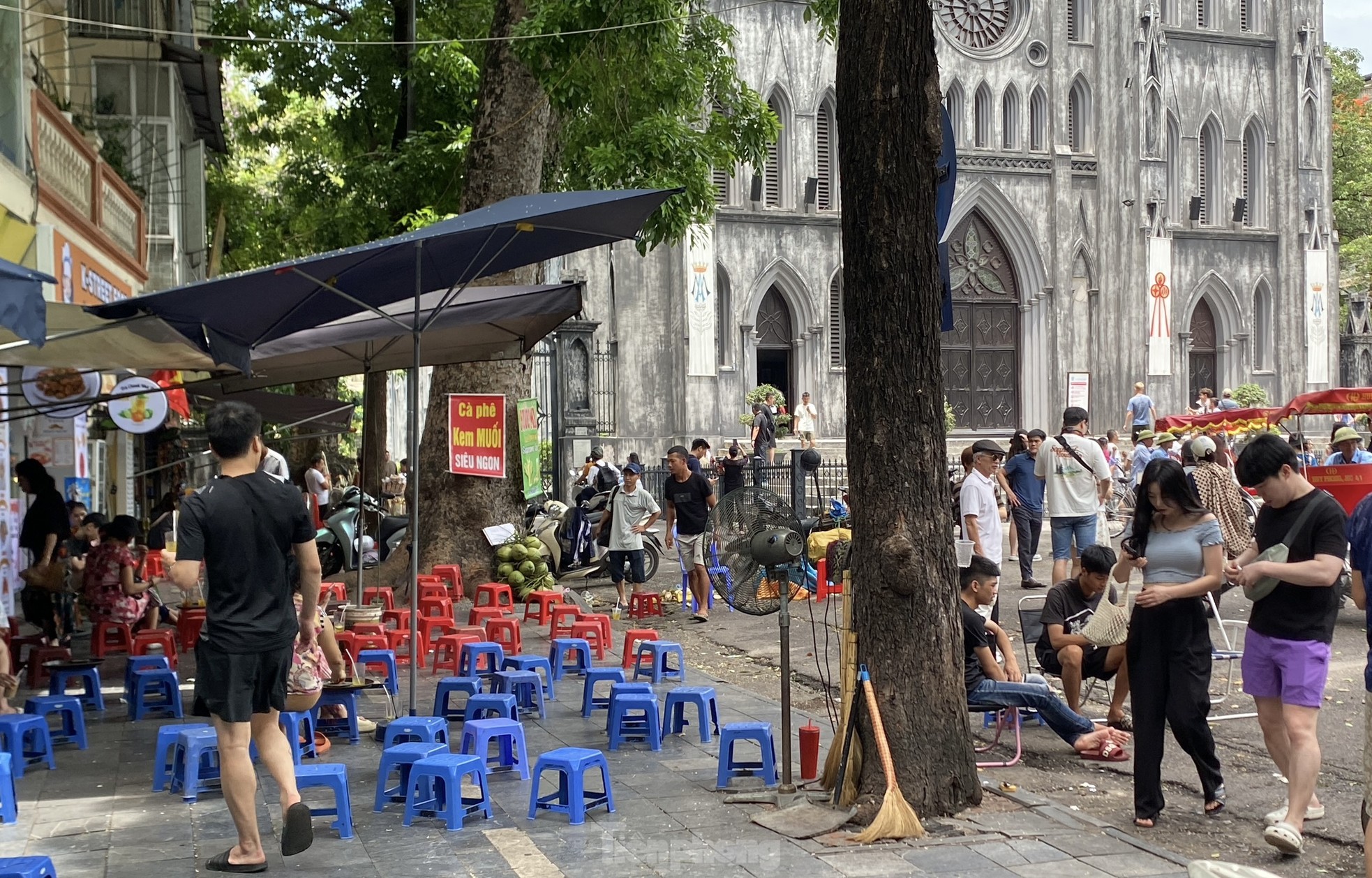 Imágenes contrastantes entre aceras alquiladas y no alquiladas en Hanoi (foto 8)