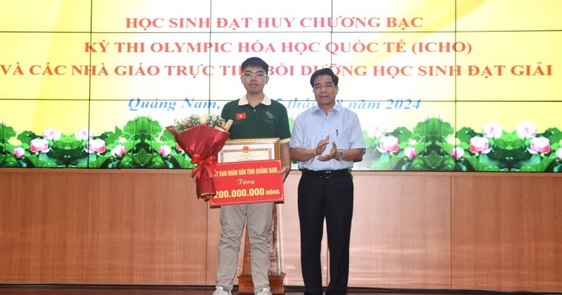 Quang Nam premia con 200 millones de dongs a estudiante que ganó medalla de plata olímpica