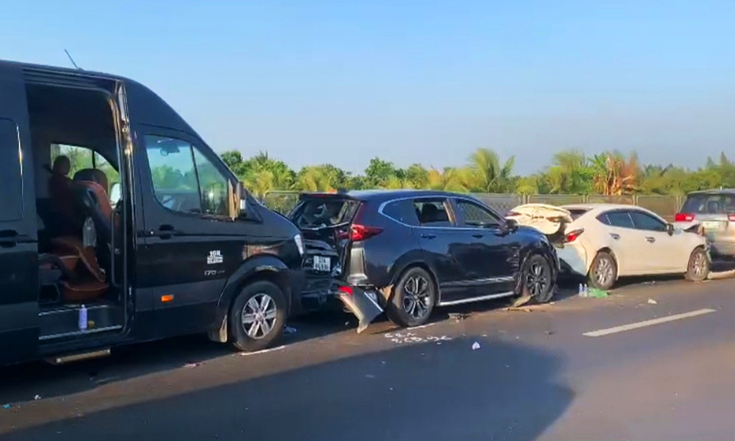 Sieben Autos kollidierten und verursachten einen 10 Kilometer langen Stau auf der Autobahn Trung Luong – My Thuan.