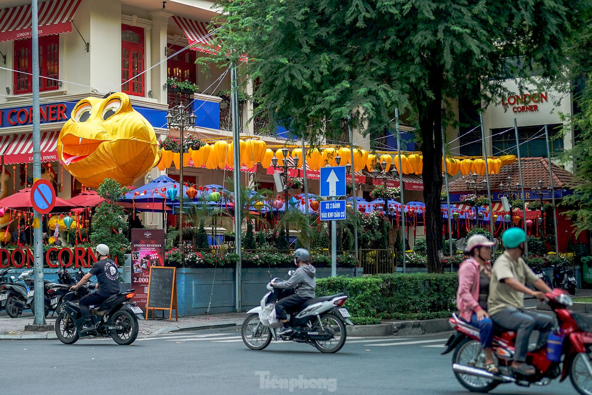 Les rues de Ho Chi Minh-Ville sont remplies de couleurs printanières, photo 2