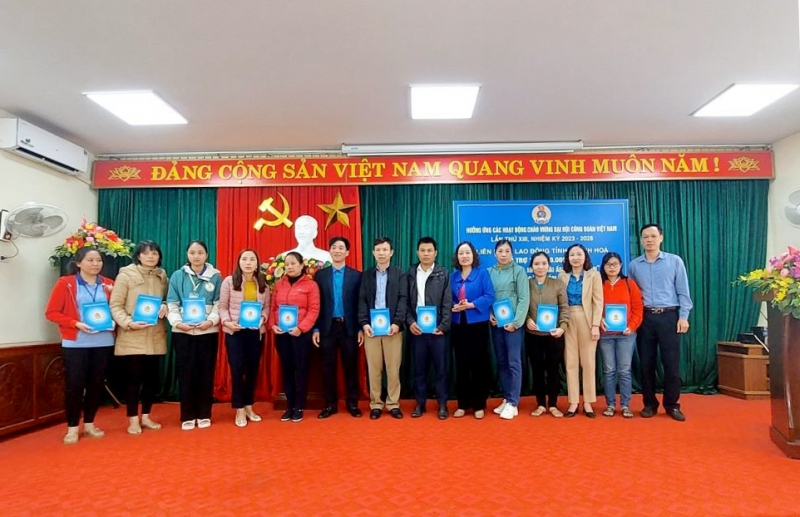 Les représentants de la Fédération provinciale du travail de Thanh Hoa ont offert des cadeaux aux membres du syndicat en situation difficile dans le district de Thieu Hoa.