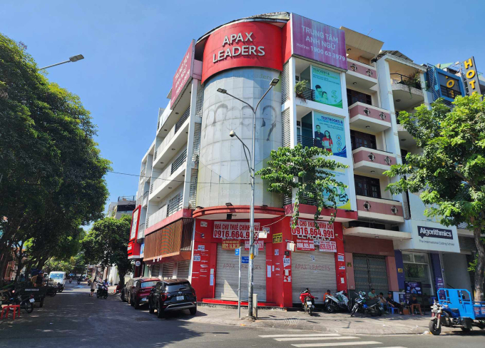 Shark Thuy's Apax Leaders English Center on Phan Xich Long Street, Phu Nhuan District, morning of March 26. Photo: Dinh Van