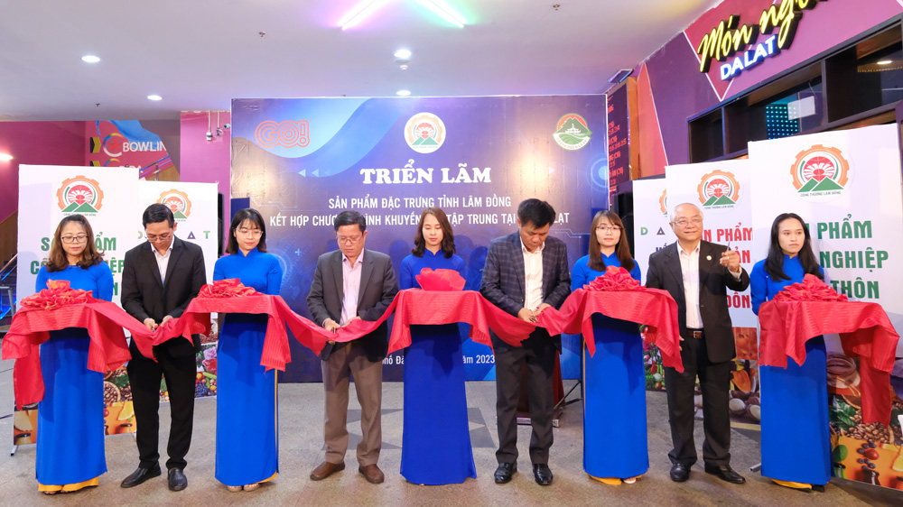 Leaders cut the ribbon to open the exhibition