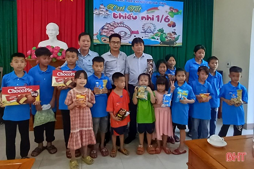 Formosa Ha Tinh offre des cadeaux et des examens médicaux aux enfants pauvres