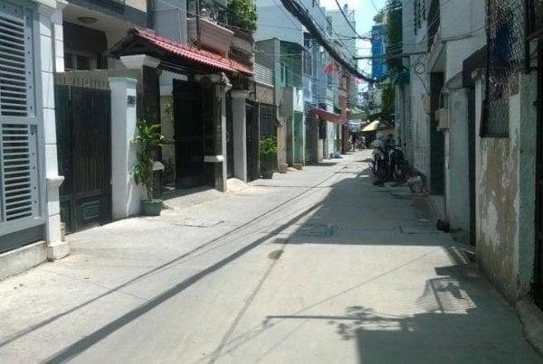 Les maisons dans les ruelles de Hanoi attirent toujours les clients dans un marché immobilier morose