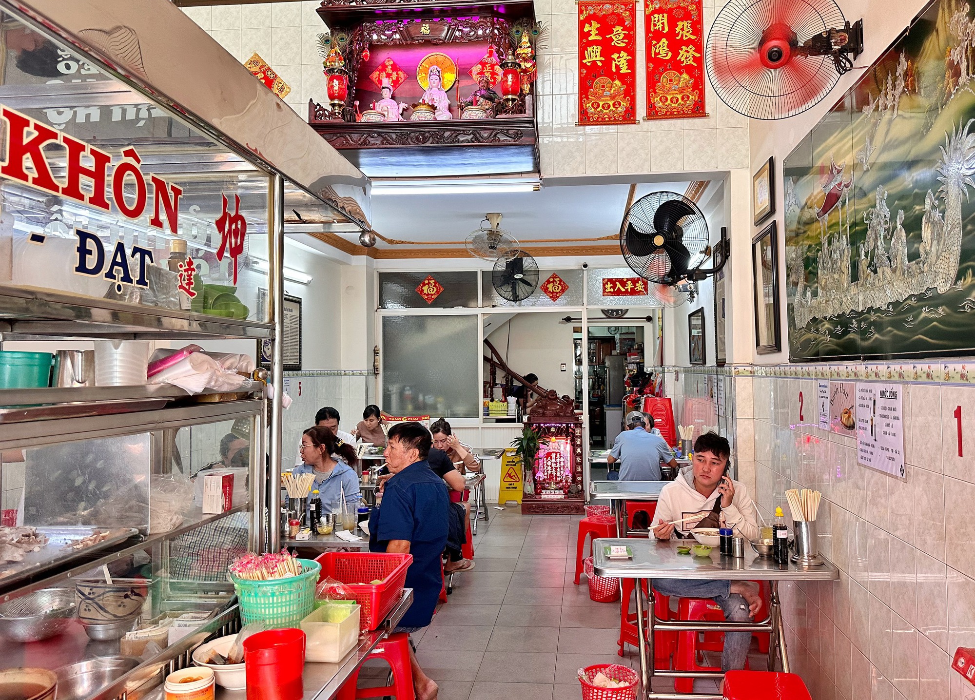 Quán hủ tiếu hồ 60 năm ‘hớp hồn’ thực khách: Việt kiều về nước là ghé ăn - Ảnh 1.