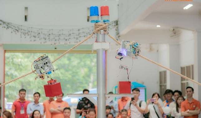 Regardez le robot pompier conçu par les étudiants grimper aux cordes et transporter des objets lourds, photo 3