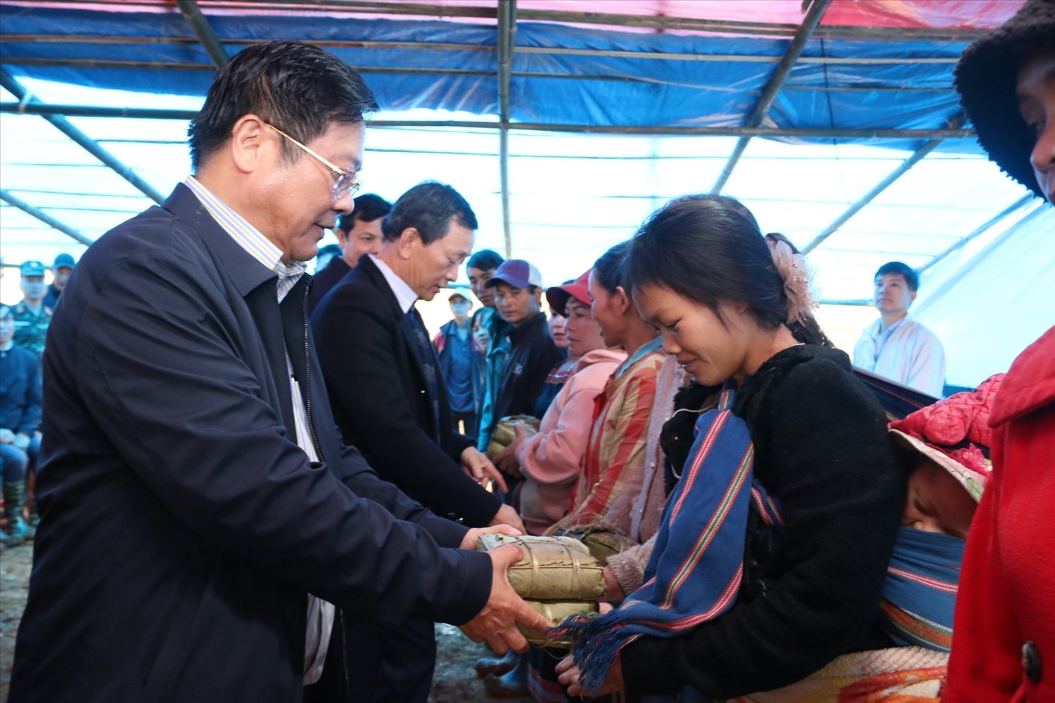 Chủ tịch UBND tỉnh Kon Tum Lê Ngọc Tuấn tặng bánh chưng cho các hộ đồng bào Xơ Đăng ở làng Kon Tuông