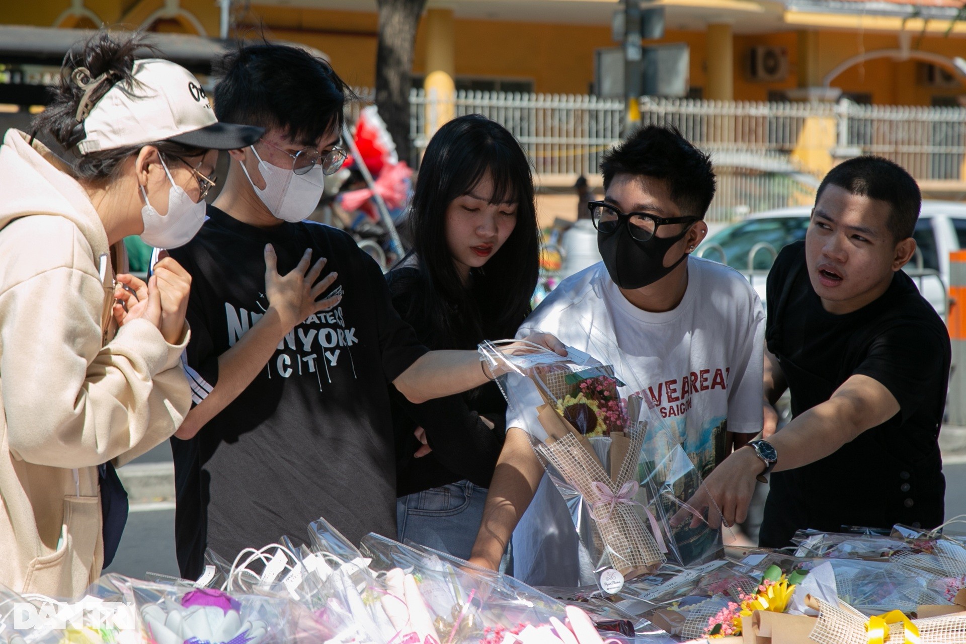 Crowding at the largest flower market in Ho Chi Minh City on March 8th photo 13