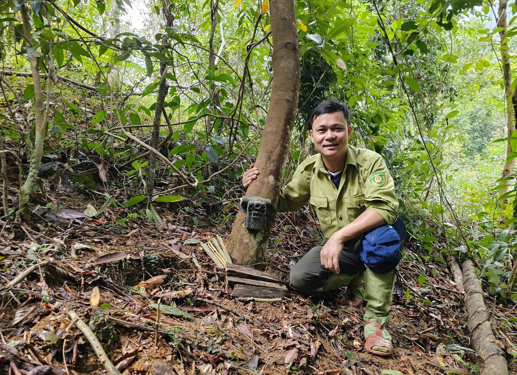 Ranger journey into the forest to set camera traps in Pu Huong Nature Reserve photo 7