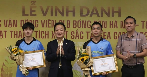 El señor Hien llama a Mai Ngoc y Anh Hoang figuras históricas y otorga grandes premios al tenis de mesa vietnamita