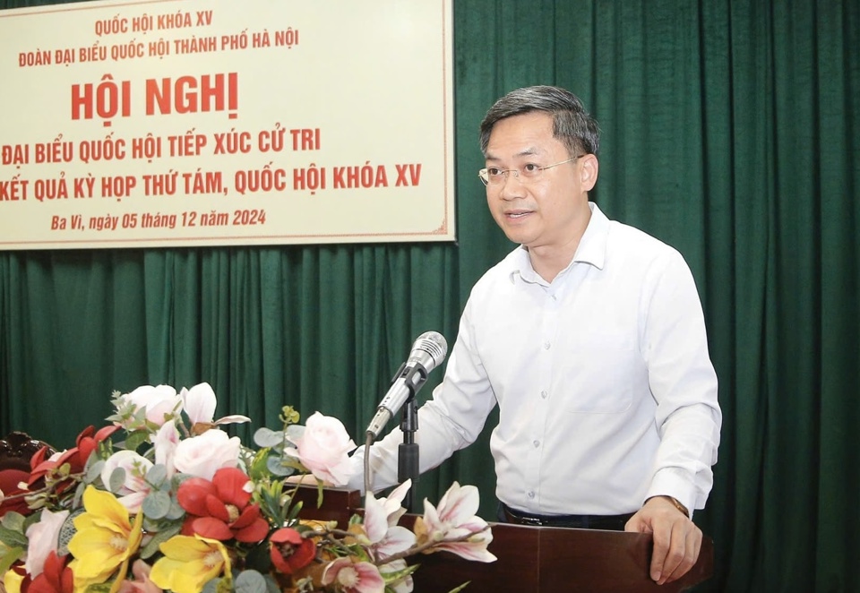 Vice Chairman of the City People's Committee Ha Minh Hai explained and received voters' opinions.