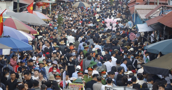 Decenas de miles de personas acudieron al mercado de Vieng temprano por la mañana, empujándose asfixiantes para poder entrar a Phu Day.