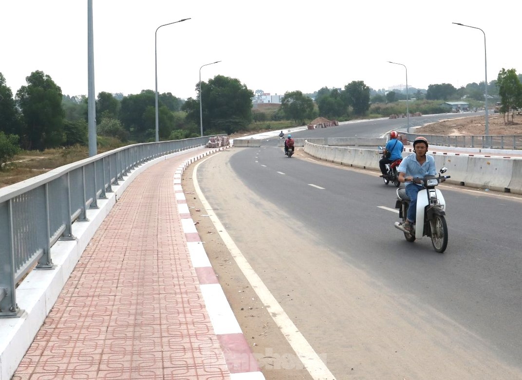 Close-up of Thi Tinh River overpass in Binh Duong about to open to traffic photo 2