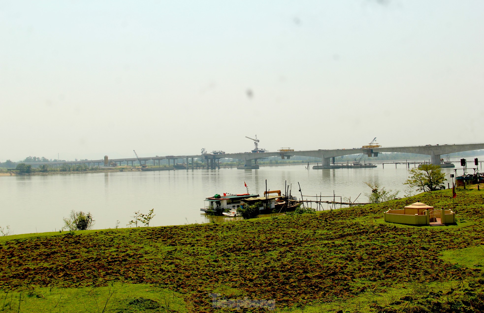 The bridge over the river connecting Nghe An and Ha Tinh provinces before the day of closing photo 18