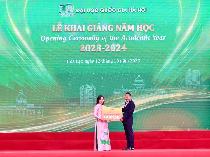 Ông Đỗ Đức Hải - Phó Chủ tịch HĐQT kiêm Phó Tổng Giám đốc SHB đại diện ngân hàng trao tặng 30 máy lọc nước và 50 ghế đặt tại khuôn viên nhà trường và ký túc xá.