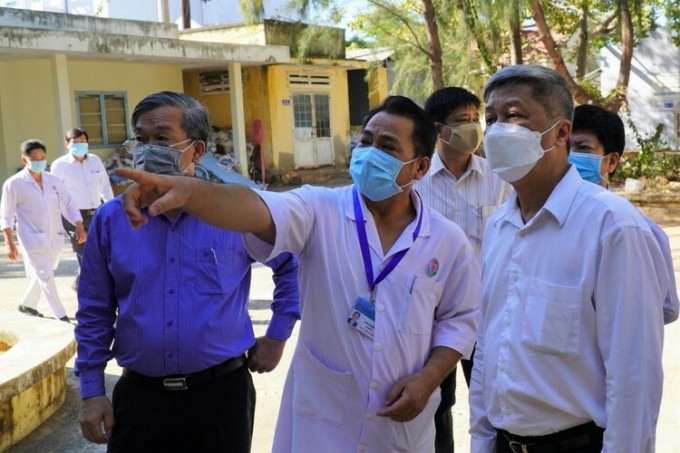 Le docteur Le Hong Vu, directeur de l'hôpital Binh Thuan Lung (debout au milieu) rend compte à la délégation du ministère de la Santé du travail de mise en quarantaine des personnes suspectées d'être infectées par le Covid-19, mars 2020. Photo : Viet Quoc