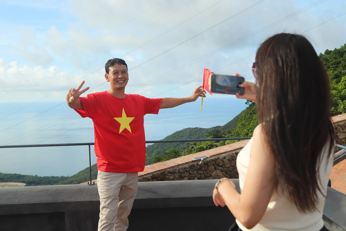 Da Nang : les touristes se rafraîchissent pendant les vacances du 2 septembre au col de Hai Van, péninsule de Son Tra