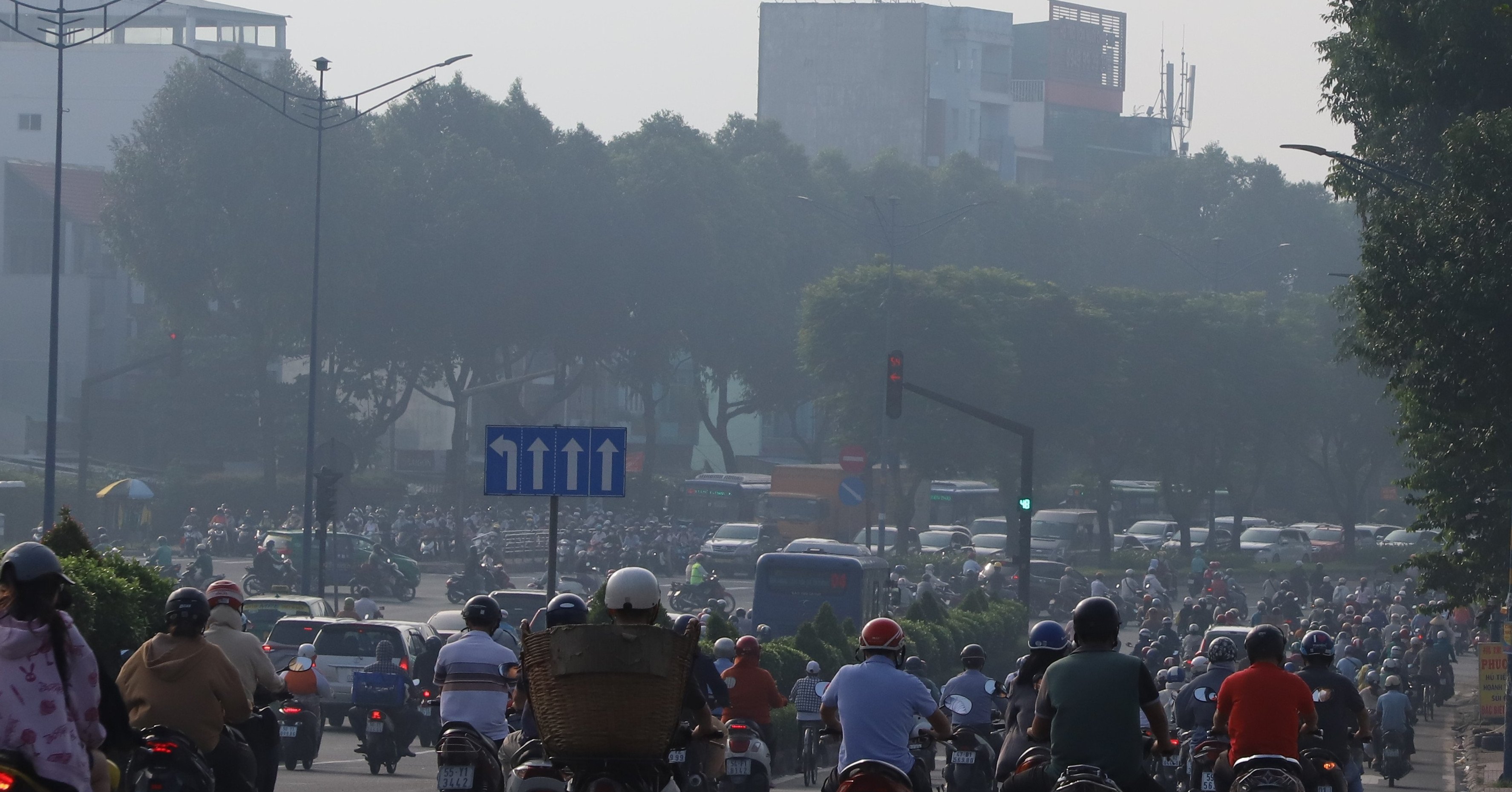 Ciudad Ho Chi Minh cubierta de niebla hasta el mediodía