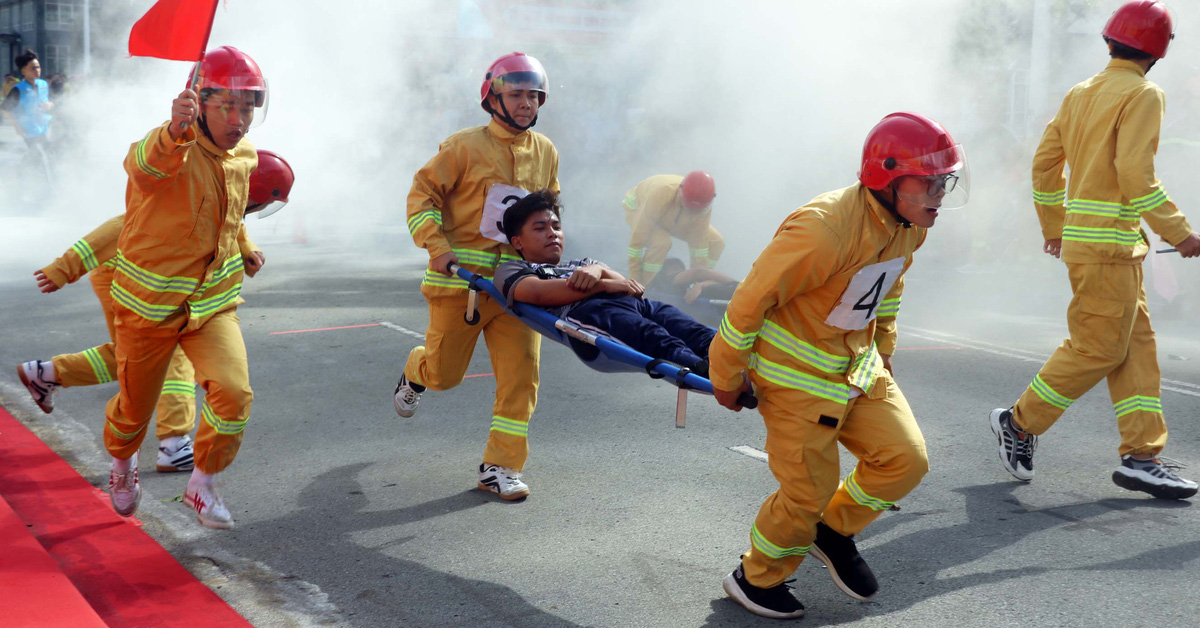 Des centaines d'étudiants de Hô-Chi-Minh-Ville participent à des compétitions de prévention et de lutte contre les incendies