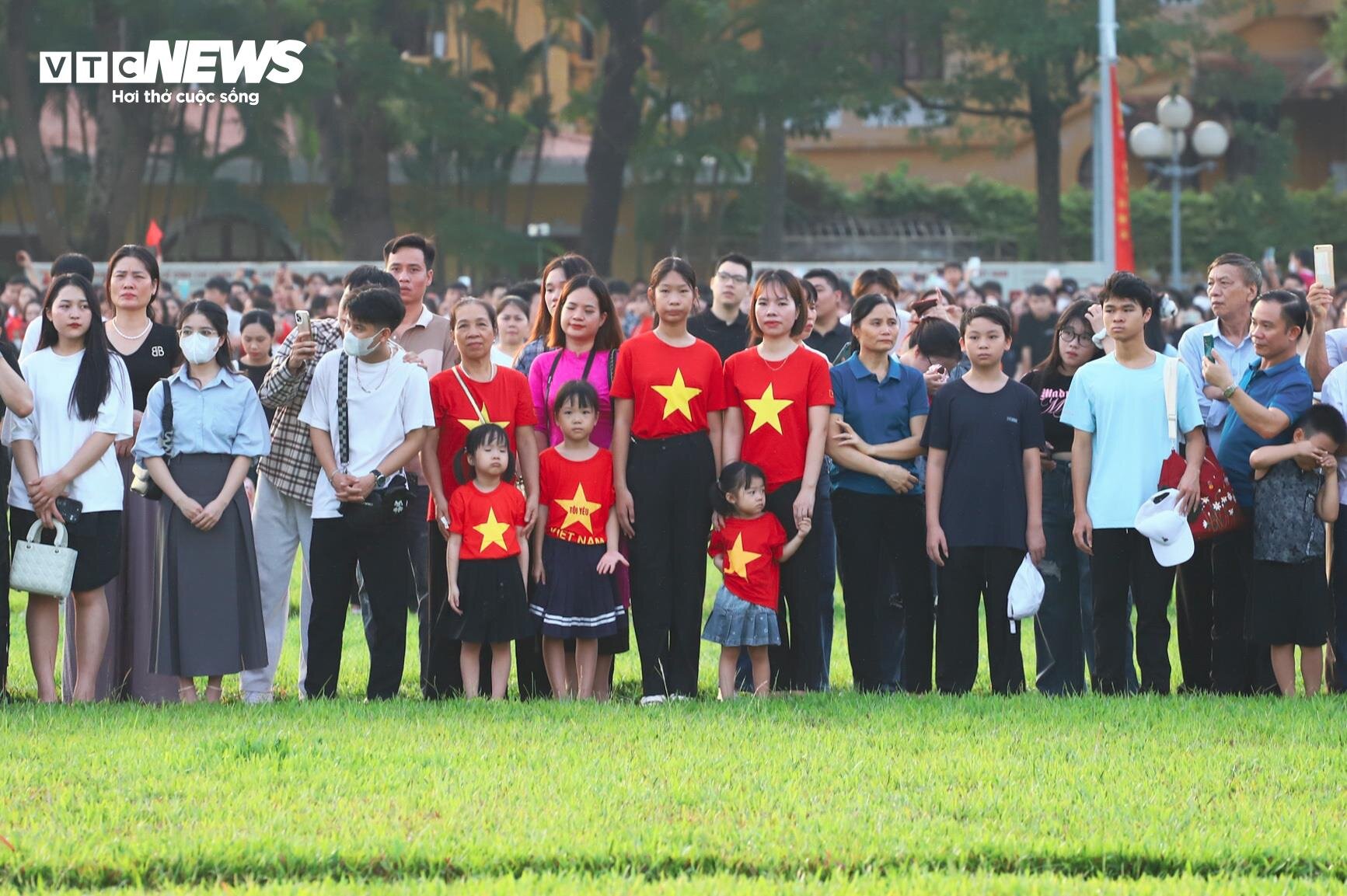 Thousands of people lined up from early morning to watch the flag-raising ceremony to celebrate National Day September 2 - November 11