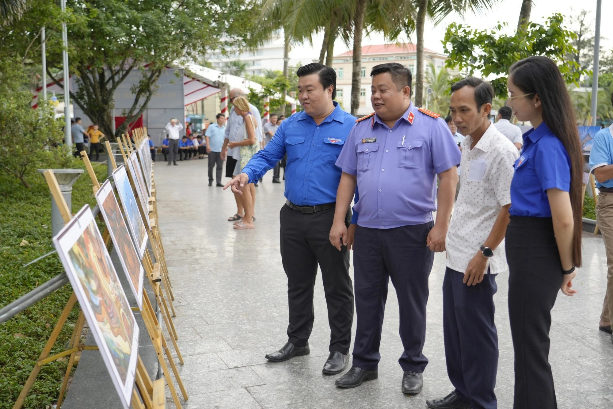 Khai mạc triển lãm ảnh ‘Tự hào một dải biên cương’ tại thành phố đảo Phú Quốc - Ảnh 3.