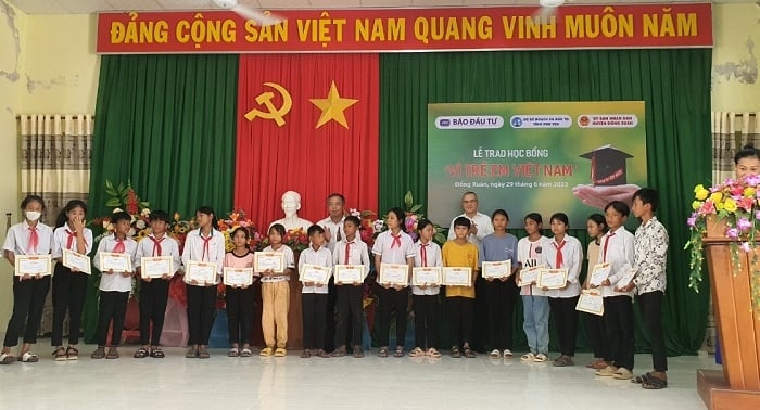 Báo Đầu tư đồng hành với những em học sinh có hoàn cảnh khó khăn vươn lên học tập