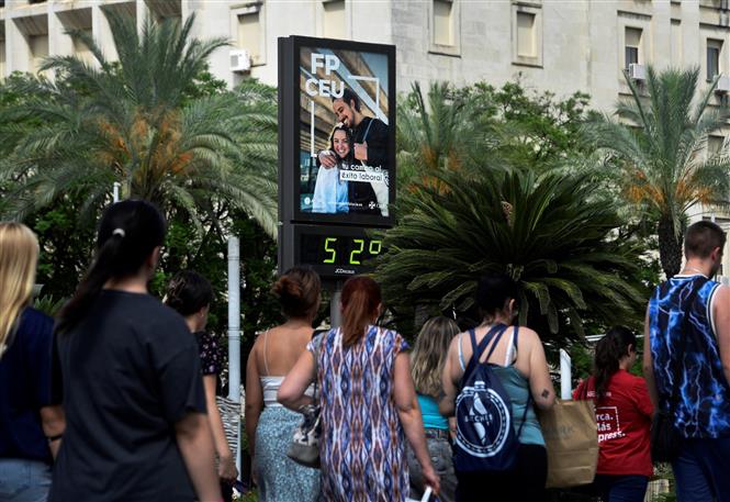 Un thermomètre numérique indique une température de 52 degrés Celsius à Séville, en Espagne, le 10 juillet 2023.