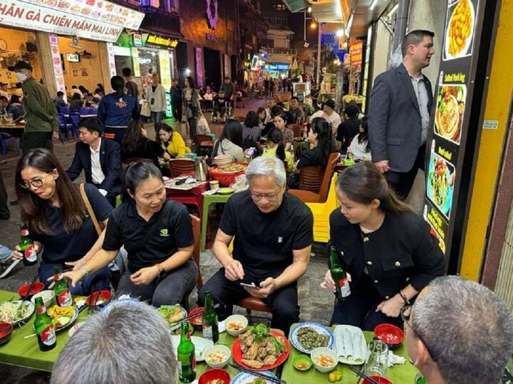 Le PDG de Nvidia boit de la bière et mange de la nourriture de rue. (Photo: HAT)