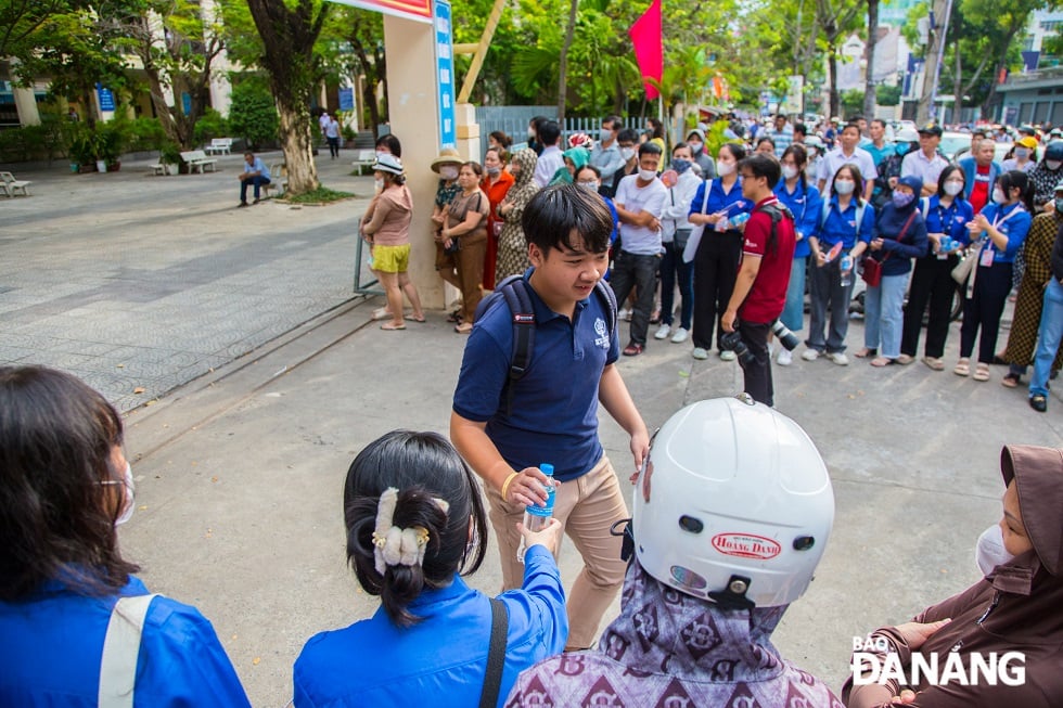 ในสถานที่สอบเข้าทุกแห่งสำหรับชั้นมัธยมศึกษาปีที่ 10 ในปีการศึกษา 2023-2024 ในเมืองนั้น จะมีสมาชิกสหภาพเยาวชนคอมมิวนิสต์โฮจิมินห์พร้อมให้การสนับสนุนผู้สมัครอยู่เสมอ