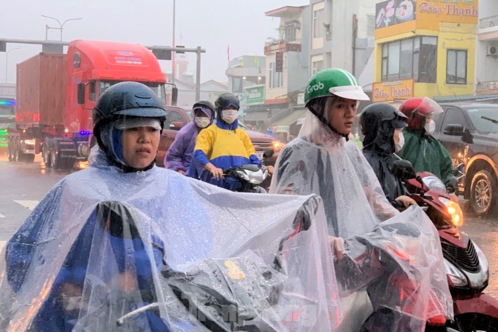 Viele Straßen in Da Nang wurden nach dem goldenen Regen zur Abkühlung überflutet, Foto 3