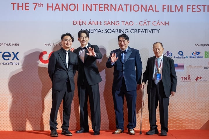 大ヒット映画『ペントハウス』の韓国俳優オン・ジュワンがハノイ国際映画祭のレッドカーペットで優雅な姿を披露した。